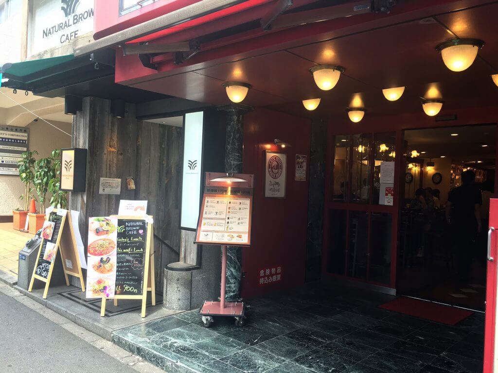 外苑前ベローチェ脇にお店らしき入り口が…